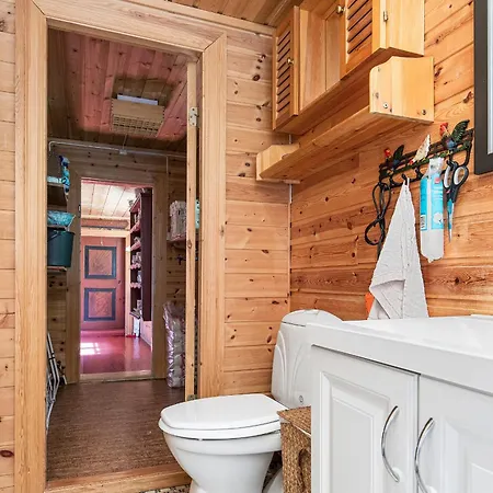 Charming Retreat By The Coast In Semesterbostad