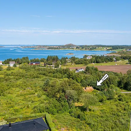 Charming Retreat By The Coast In Midsund