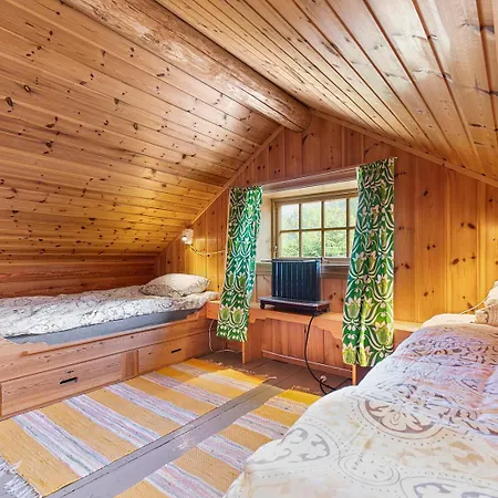 Charming Retreat By The Coast In Midsund