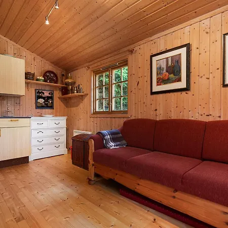 Charming Retreat By The Coast In Semesterbostad *