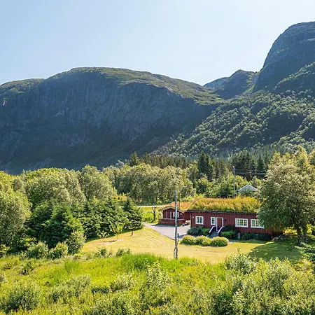 Charming Retreat By The Coast In Holiday home Midsund