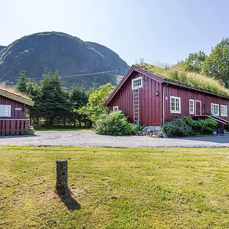 Charming Retreat By The Coast In Semesterbostad