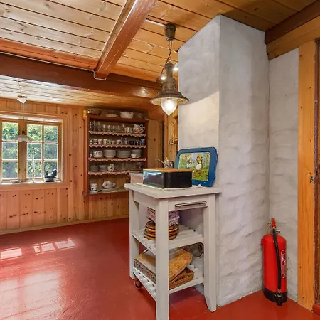 Semesterbostad Charming Retreat By The Coast In Misund