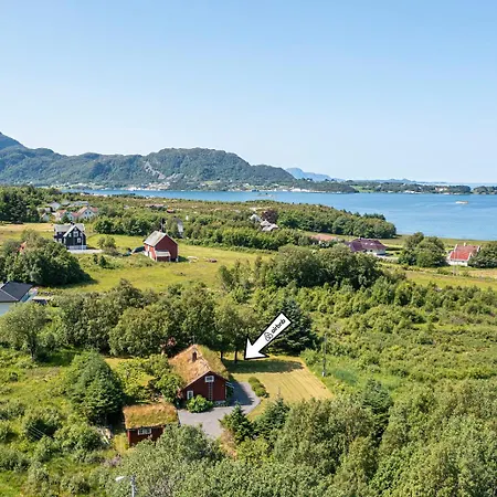 Charming Retreat By The Coast In * Midsund