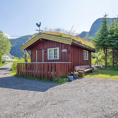 Semesterbostad Charming Retreat By The Coast In