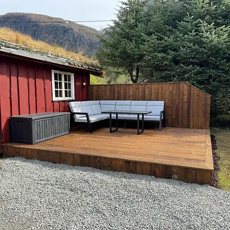 Charming Retreat By The Coast In Semesterbostad *