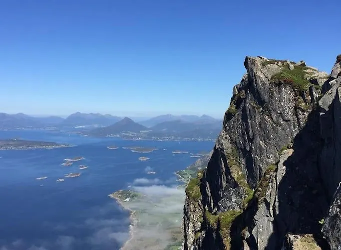 Charming Retreat By The Coast In Misund