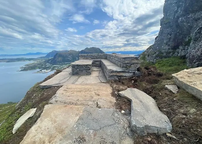 Vakantiehuis Charming Retreat By The Coast In Misund