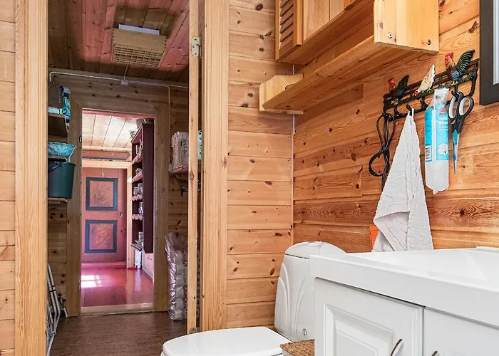 Charming Retreat By The Coast In Semesterbostad