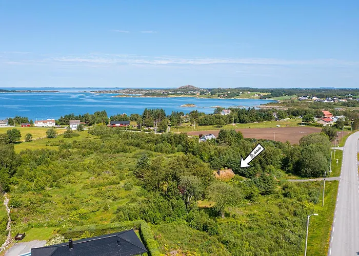 Charming Retreat By The Coast In Misund