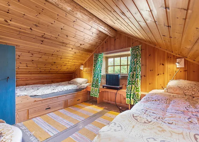 Charming Retreat By The Coast In Misund