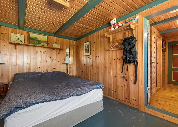 Charming Retreat By The Coast In Semesterbostad