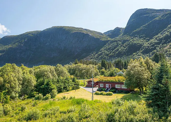 Charming Retreat By The Coast In Semesterbostad Misund