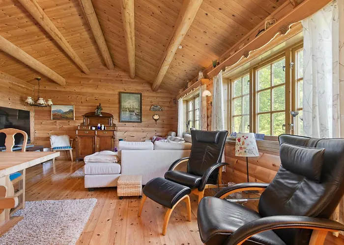 Charming Retreat By The Coast In Semesterbostad Misund