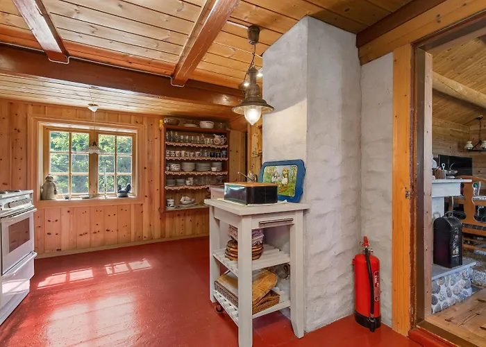 Semesterbostad Charming Retreat By The Coast In Misund