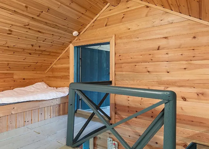 Charming Retreat By The Coast In Semesterbostad