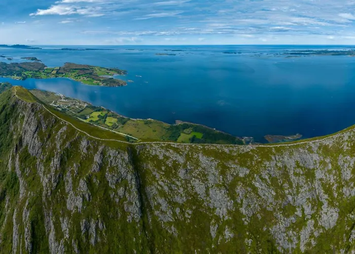 Charming Retreat By The Coast In Vakantiehuis