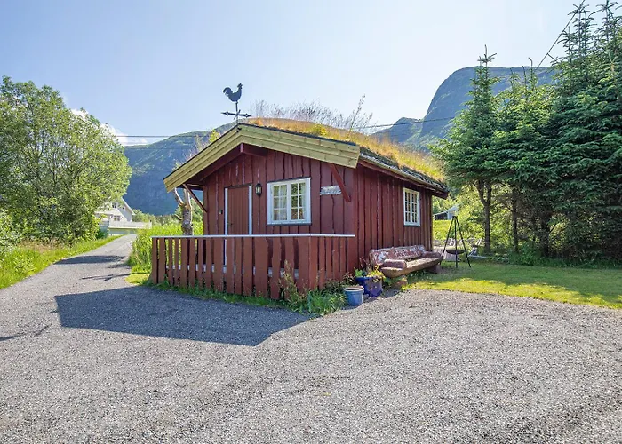 Vakantiehuis Charming Retreat By The Coast In