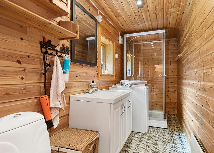 Semesterbostad Charming Retreat By The Coast In Misund