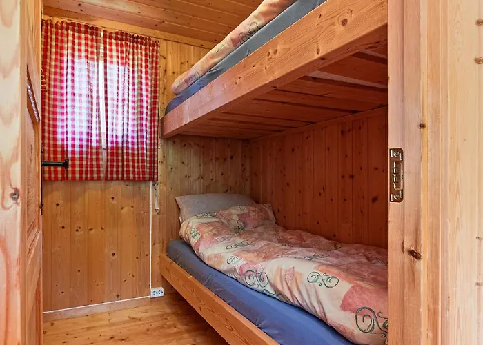 Charming Retreat By The Coast In Vakantiehuis