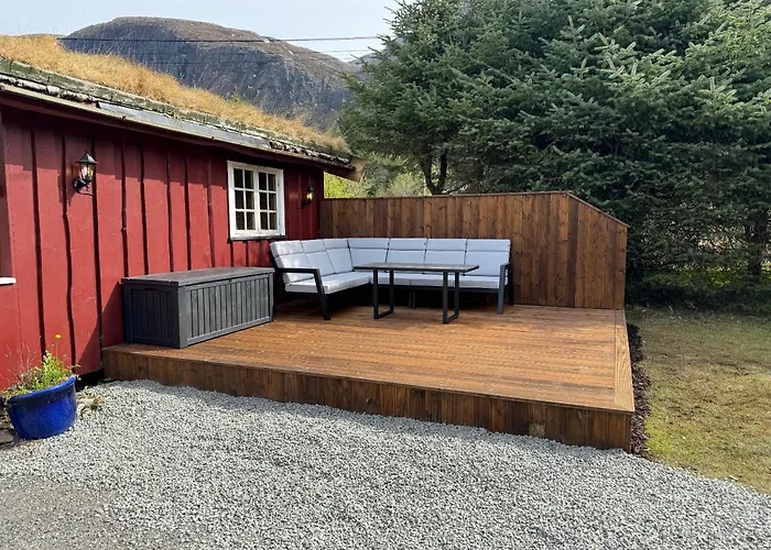 Charming Retreat By The Coast In Semesterbostad *