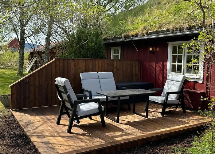 Semesterbostad Charming Retreat By The Coast In Misund