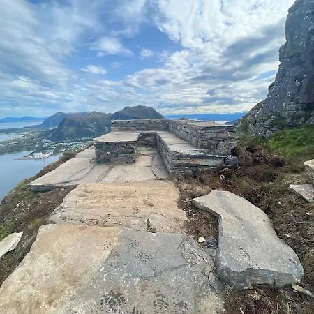 度假居 Charming Retreat By The Coast In Misund