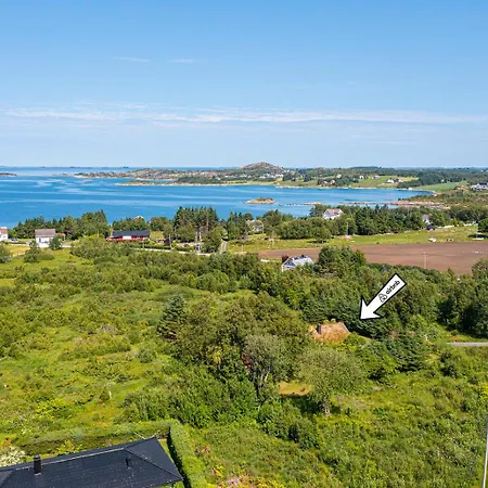 Charming Retreat By The Coast In Misund