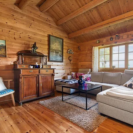 Charming Retreat By The Coast In 度假居