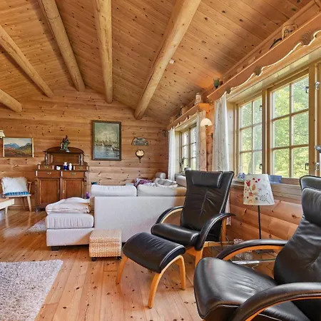 Charming Retreat By The Coast In 度假居 Misund