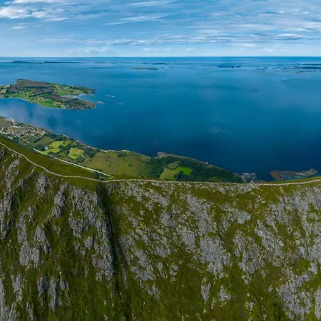 Charming Retreat By The Coast In 度假居