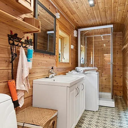 度假居 Charming Retreat By The Coast In Misund