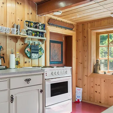 Charming Retreat By The Coast In 度假居